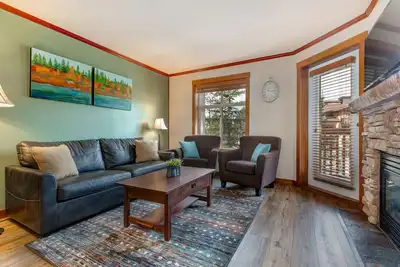 Image de 2nd-floor ski-in/out condo w/balcony, fireplace, shared pool, hot tub, game room
