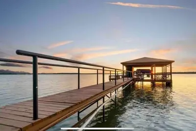 Image de Hot Tub, Kayaks, Underwater Fishing Light! Luxurious Pitch-n-Skip Hideaway!
