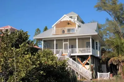 Image de Pura Vida: Stunning beachfront home, with private balcony!
