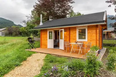 Image de Tiny House \"Sundowner Cabin in the Green\" avec vue sur montagne, terrasse et jardin