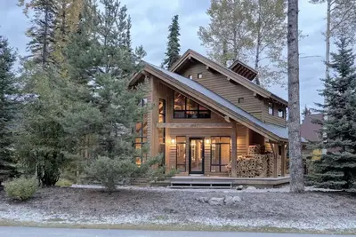 Image de Large Ski-In / Ski-Out Timber Frame House, Open Concept, Hot Tub