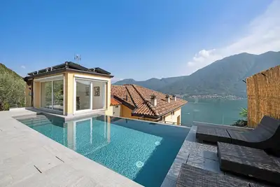 Image de Maison de vacances Colonno Penthouse avec vue sur lac, piscine à débordement et bain à remous