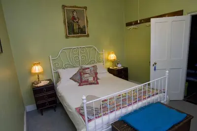 Image de Emma Tiver Heritage Cottage -restored Miner's Cottage - step back to circa 1856