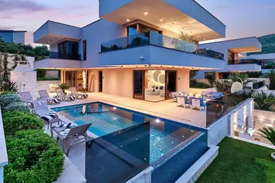 Image de Villa moderne à Trogir | Villa Preko Platine | 4 chambres | Sauna | Gymnase | Piscine intérieure