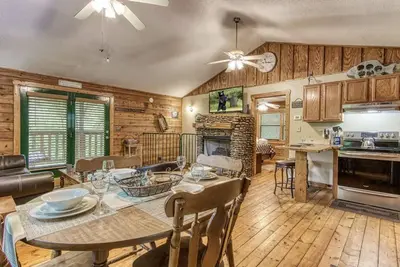 Image de Rustic Private Cabin w/ King Bed and River Front!