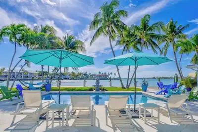 Image de Serenity - 5bed/3bath single family - Large, Luxurious, Open Water View