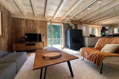 Image de Chalet moderne à Samoëns avec cheminée et terrasse