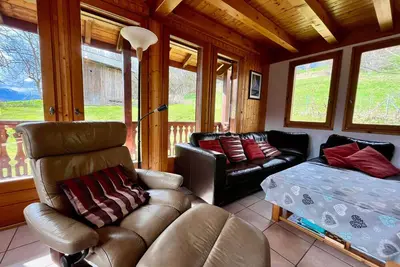 Image de Chalet Savoyard avec Poêle à Bois et Vue sur Grand Massif