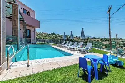 Villa Anthi, with salted water pool, jacuzzi, Bbq!