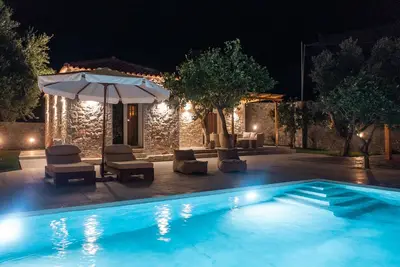 Private villa with pool near the sea!