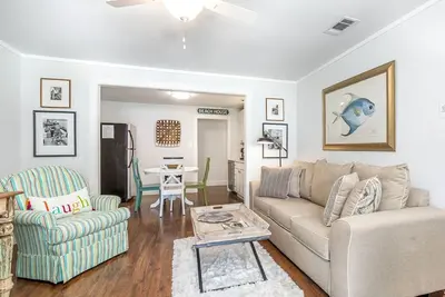 Image de New Renovation! Great Location Near Beach, Dining, Shops