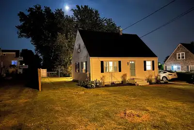 Image de Charming private home. Walk to beach, restaurants, entrance to the Cliff Walk!