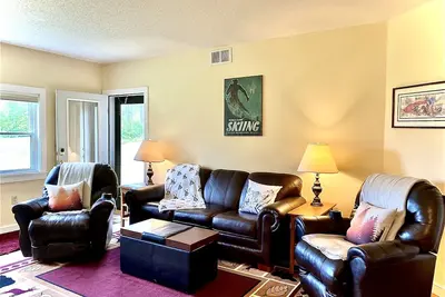 Image de True Ski-in/Ski-out 2-bd/2-ba Okemo Mountain Getaway. H Building First floor