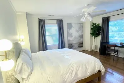 Image de Cozy stay at the highly coveted Avenue of the Oaks! Pet-friendly!