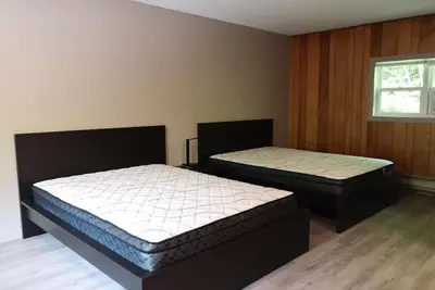 Image de Firehouse lodge Walk out Deck room 5. On 8 Acres, 10 min Walk To The Lake