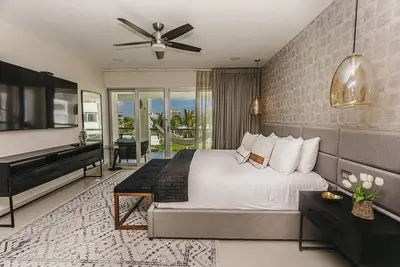 Image de Casa Lanai (4-Bedroom Condo) with Pool by RedAwning