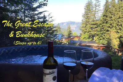 Image de The Great Escape - Port Renfrew - Cottage & Bunkhouse - secluded with Private Hot Tub