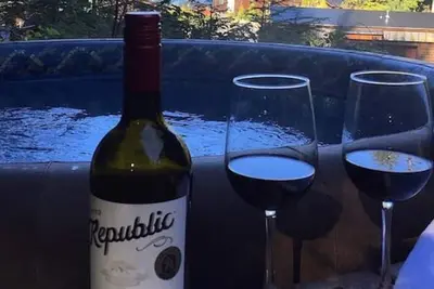 Image de The Great Escape - Port Renfrew - Cottage - secluded with Private Hot Tub