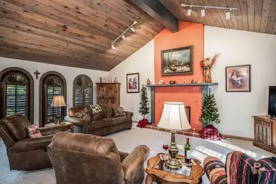 Image de In the Pines | Outdoor Entertainment + Hot Tub