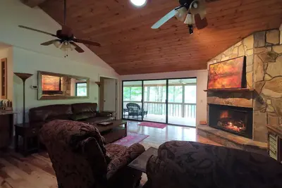 Image de Serene Lakefront Cottage Near Amazing Hiking Trails and Waterfalls