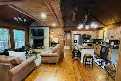 Image de Lake Cumberland Hideaway Cabin-2 miles above Jtown Marina-Boat Parking+Fire Pit!