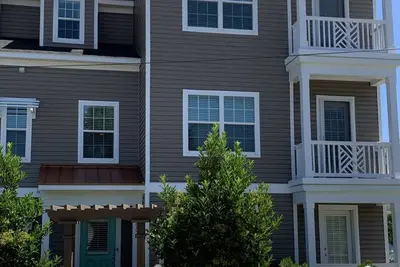 Image de New for 2021! 6 Minute Walk to Beach, food, coffee. Quiet neighborhood,