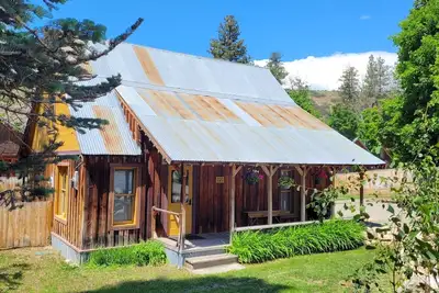 Image de Hoot Owl Cabin--Dog Friendly, Simply Adorable and Located in Downtown Winthrop!