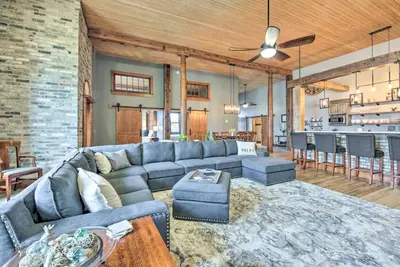 Image de Beautiful Downtown Home - 2 Blks from Lake