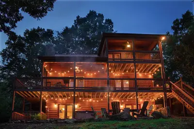 Image de *Bear-Foot Hideaway* Pool Table| Hot Tub| FirePit| Views