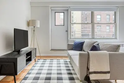 Modern Uws Studio w/ Elevator, Doorman, Gym, near 1 line, by Blueground