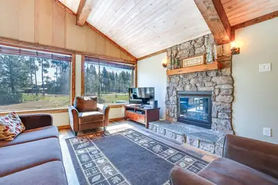 Image de Donnelly Cabin w/ Fire Pit: 5 Mi to Boat & Ski!