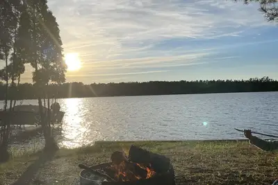 Image de Peaceful Lakefront Home for Rent on Side Lake chain of lakes!