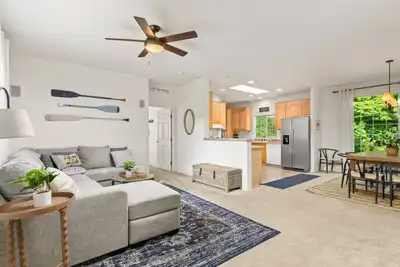 Image de Lake House With Private Sandy Beach, Pet Friendly, Fishing, Hot Tub, Bbq, Fire-Pit, 1 Mile to Ocean