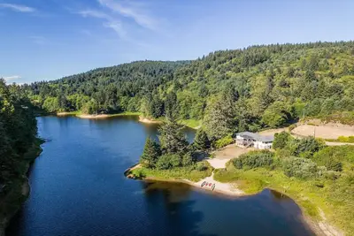 Image de Renovated Lake House, Private Sandy Beach, Hot Tub, Pool Table, Fire-Pit, Fishing, One Mile to Ocean