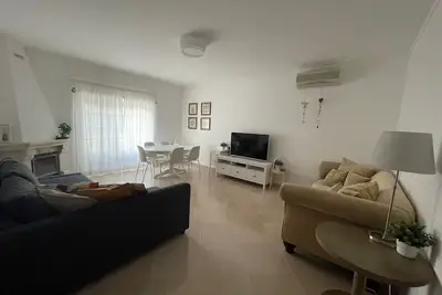 Image de Lindo T2 - Wifi e com Terraço e Estacionamento Privativo a 200m da Praia