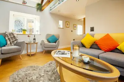 Image de 1, Castle Mews-Moderne-Appartement-Sdb privée avec baignoire-Vue sur Rue