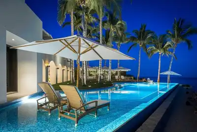 Image de Luxurious 7 Br Beachfront Casa Oliver w/ WiFi, Pool, Home Theatre, Gym + More!