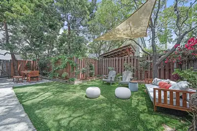 Venice Beach Cottage with incredible outdoor space! !