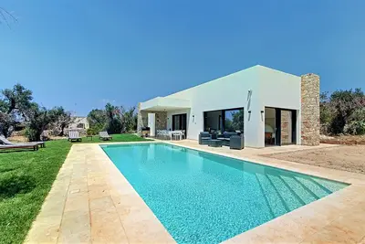 Image de Moderne villa de luxe avec piscine Ă 1km de la mer