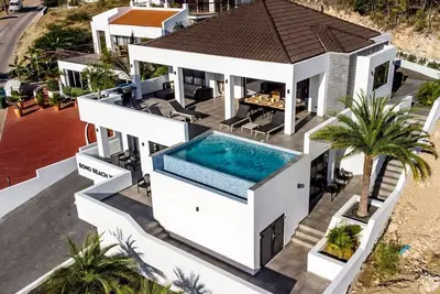 Image de Bono Beach Villa for 10 people 2 min walk from Bluebay Beach!