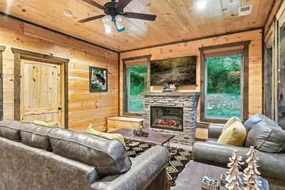 Image de 3. 4 mi to Pigeon Forge with Hot Tub, Fire Pit, and Beautiful Mountain Views