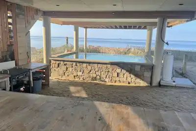 Image de Beachfront home with heated pool