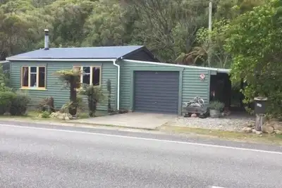 Image de Nestled in the beautiful New Zealand bush a classic Kiwi bach.