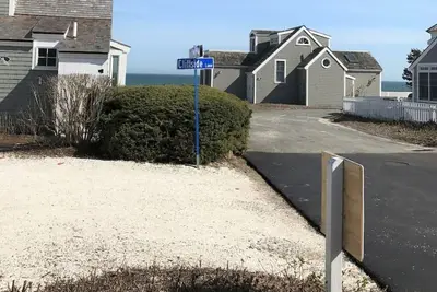 Image de New ACs, new paint, new linens and towels! ! Prime spot, right on the beach path! !