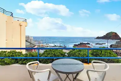 Studio 'Ninho Gaivota' avec vue sur la mer à couper le souffle, climatisation, Wi-Fi et balcon.