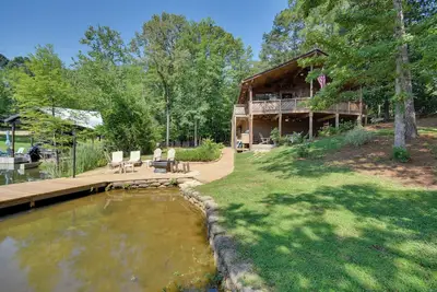Image de Pet-Friendly Cabin w/ Dock on Lake Martin!