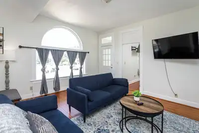 Image de Stylish 2 Bedroom Unit-Convenient Downtown walkable location, Close to 151, Blue Ridge Parkway, Brew