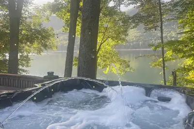 Image de Bear Cub Cabin Lakefront - Snowflakes & Ski Season
