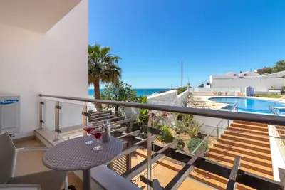 Image de The Nest - Stunning sea views, communal pool & walking distance to beach