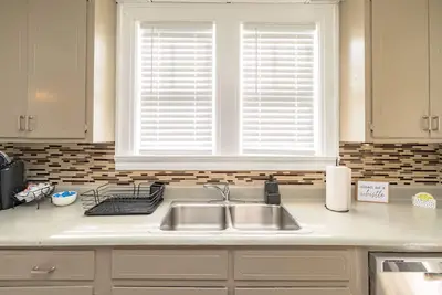 Image de 6 Bed Cloverdale Charm w/ 2 Kitchens & Large Yard